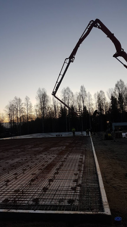 Gjutning pågår. Förrådshall, betong. Betonggården Ludvika.