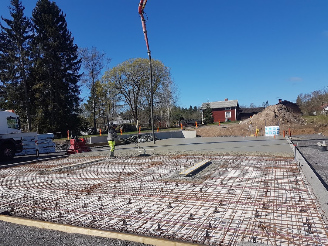 Gjuter platta åt Assistancekåren. Betonggården Betong & Armering, Ludvika, Dalarna.